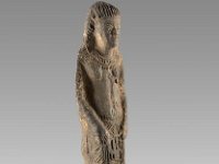 Aeg V 22  Aeg V 22, Statuette eines Beamten, Ton mit schwarzer Glasur, H 16,8 cm, B 4,5 cm, T 3,7 cm